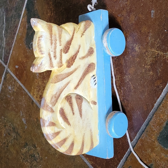 VINTAGE WOODEN TABBY CAT  PULL TOY - Picture 5 of 12